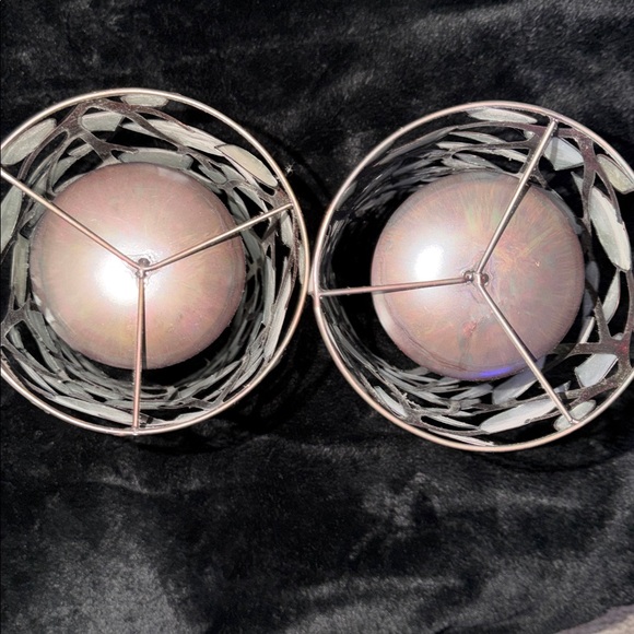 Elegant Leaf Design Candle Holders - Picture 2 of 4